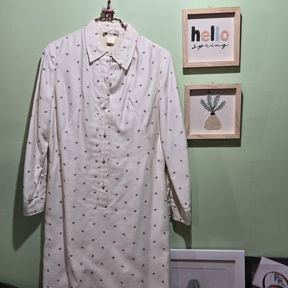 Vintage collard dress with hand sewn flowers and pearl buttons - Picture 1 of 5